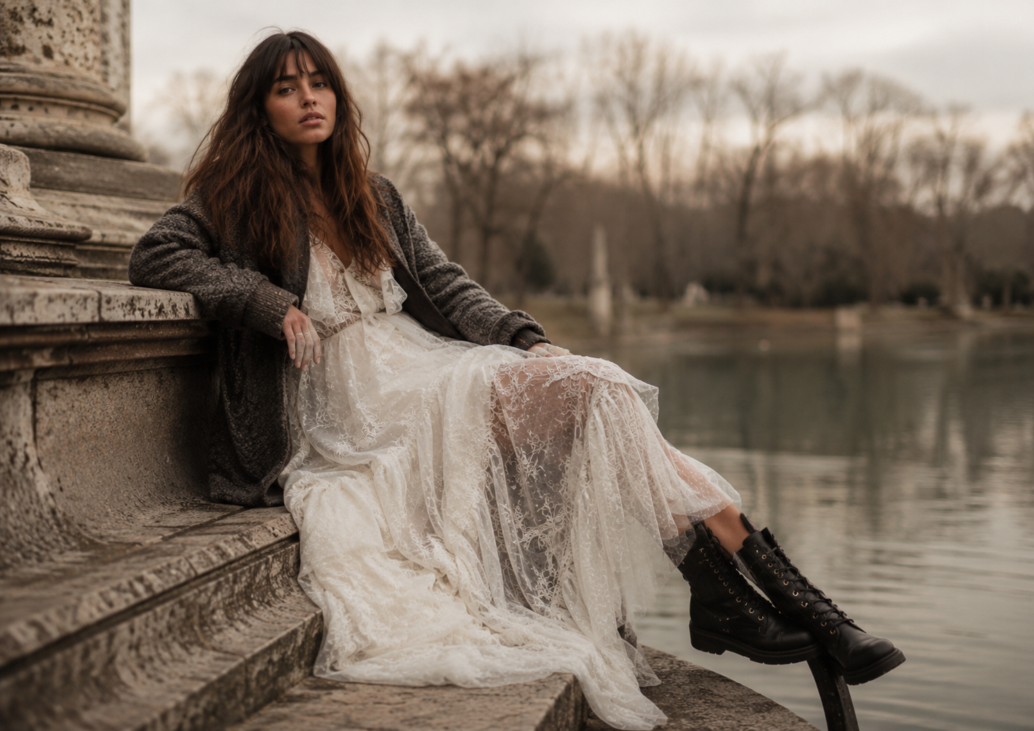 Look folk romântico com vestido de renda, cardigan pesado e coturnos em cenário invernal sofisticado.