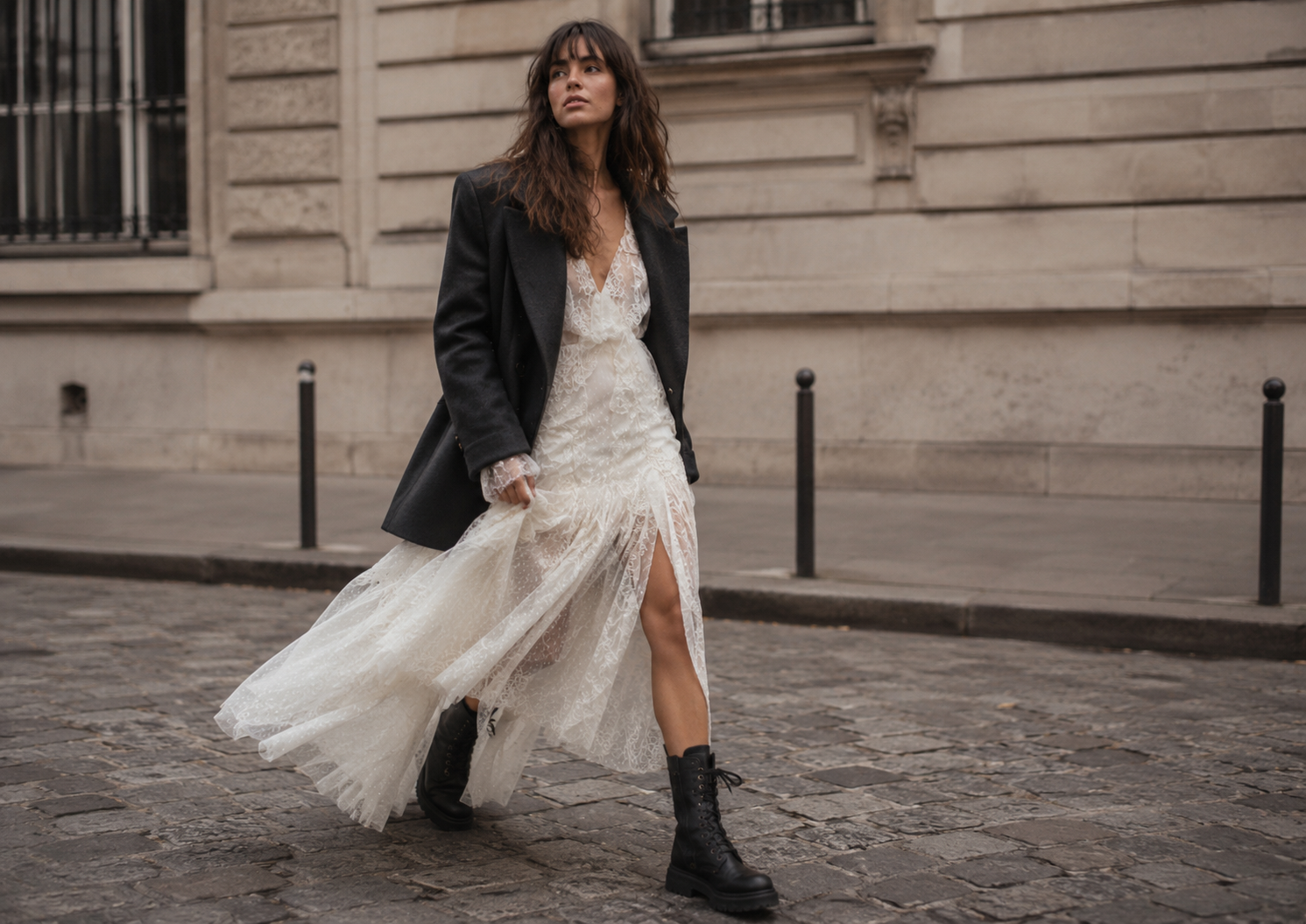 Vestido delicado de renda combinado com blazer estruturado e coturnos em look de inverno equilibrado.