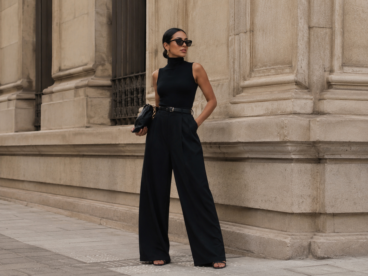 Look preto com calça wide leg e blusa ajustada, valorizando volume e proporção na silhueta.