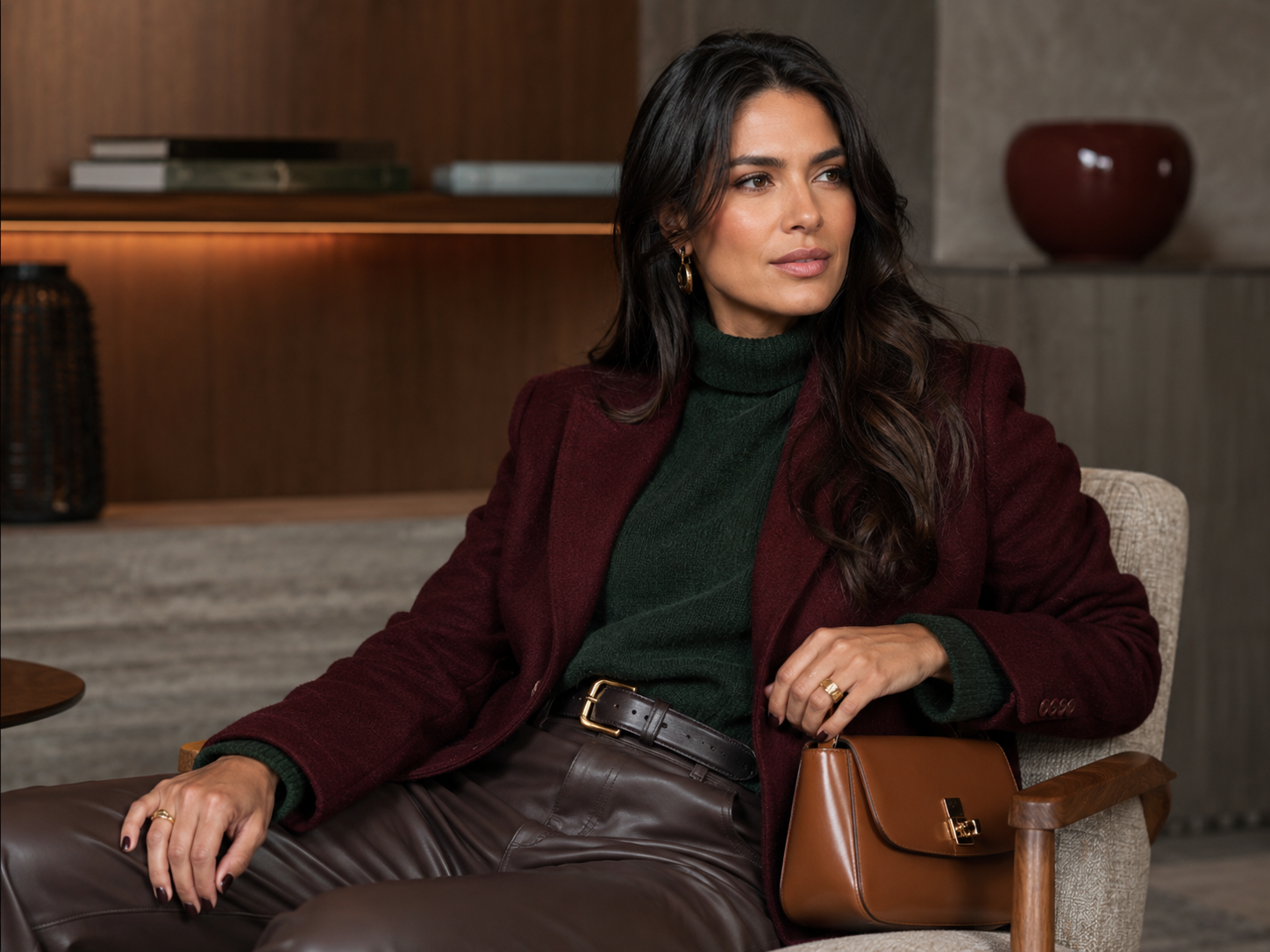Look com tons profundos de inverno, bordeaux, verde musgo, marrom e acessório caramelo.