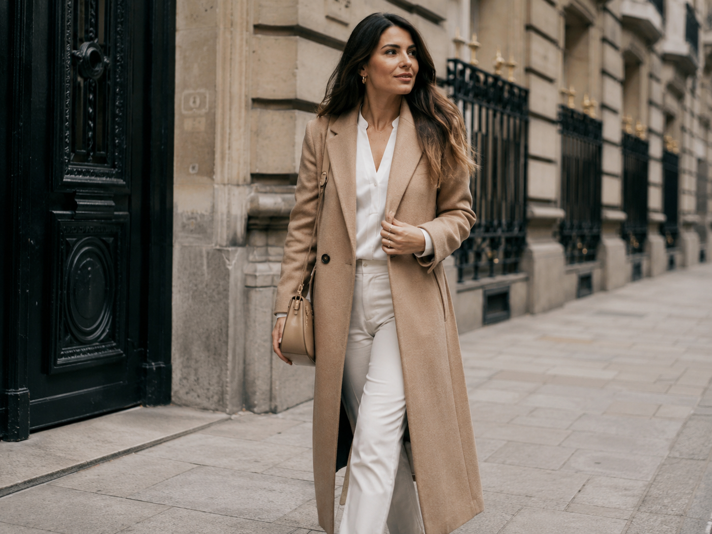 Casaco comprido bege eleva look neutro em produção urbana elegante de inverno.
