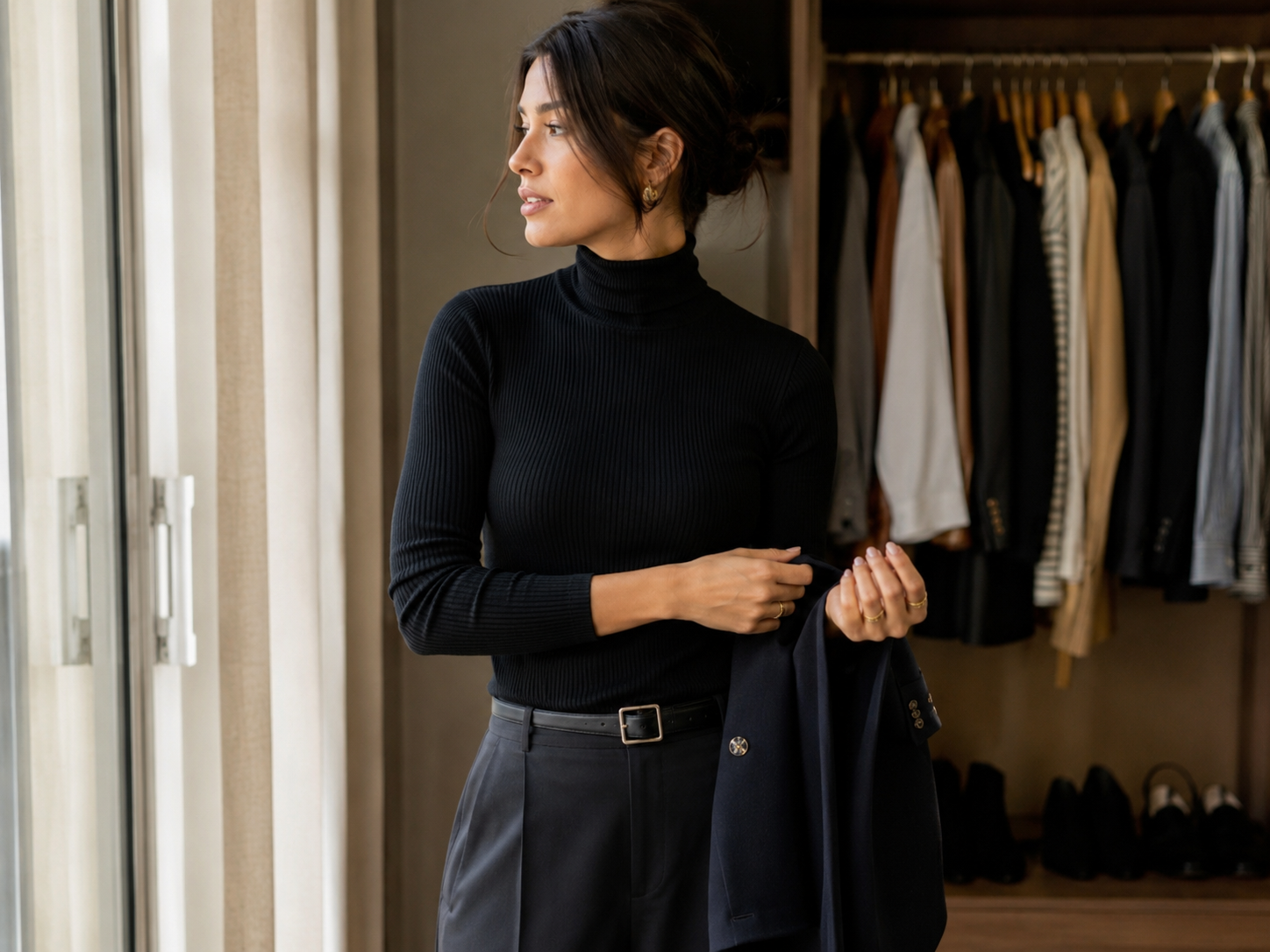 Gola alta preta canelada em look minimalista, elegante e versátil para o inverno.
