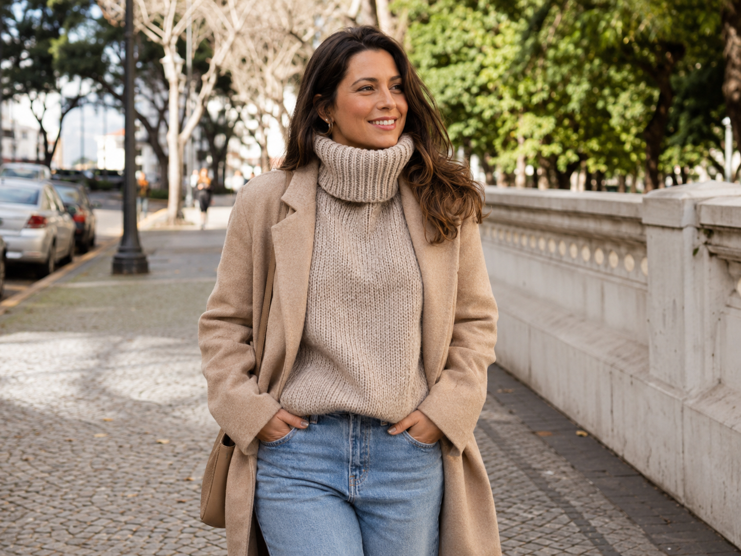 Look casual de inverno com gola alta de malha grossa, jeans e casaco bege.
